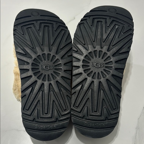 UGG Fluffy Cream Sandals - Picture 5 of 5